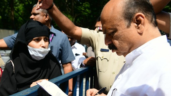 ಚೀನಾ ಗಡಿ ಆಕ್ರಮಿಸಿದಾಗ ಸುಮ್ಮನಿದ್ದರು ಚೀನಾ ಗಡಿ ಆಕ್ರಮಿಸಿದಾಗ ಸುಮ್ಮನಿದ್ದರು