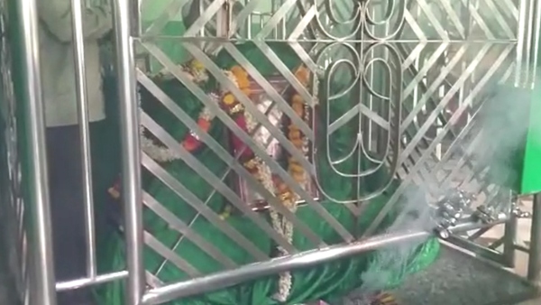 Hindu women performing puja at Dargah in Hubballi