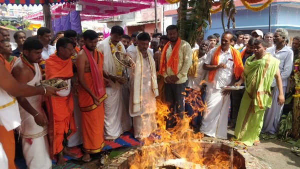  ಹಣ ನೀಡಿ ಸಿಕ್ಕಿಹಾಕಿಕೊಂಡಿದ್ದಾರೆ