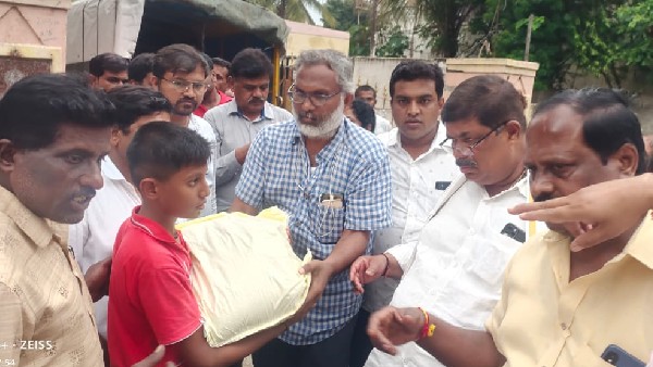 Minister K Gopalaiah distribution of food kit to 1500 families Minister K Gopalaiah distribution of food kit to 1500 families