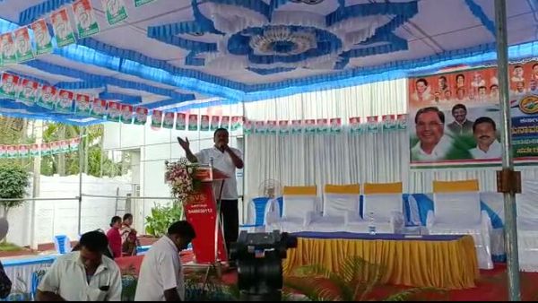 ಮಾಜಿ ಮುಖ್ಯಮಂತ್ರಿ ಸಿದ್ದರಾಮಯ್ಯಗೆ ಹಸ್ತ ಲಾಘವ 