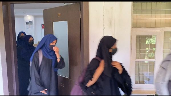 ಡಿಸಿಯವರ ಮಾತಿನಲ್ಲಿ ಅಸಹಾಯಕತೆ ಗೊತ್ತಾಗುತ್ತಿದೆ: ವಿದ್ಯಾರ್ಥಿನಿ