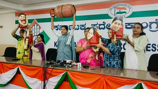 ಅಡುಗೆ ಅನಿಲ ಇಂದು 1,112 ರೂ. ಆಗಿದೆ ಅಡುಗೆ ಅನಿಲ ಇಂದು 1,112 ರೂ. ಆಗಿದೆ