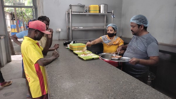 ಕೋವಿಡ್ ಸಂಧರ್ಭದಲ್ಲಿಯೂ ಇಸ್ಕಾನ್ ಸಂಸ್ಥೆ ವತಿಯಿಂದ ಬಡಜನರಿಗೆ ಊಟ 