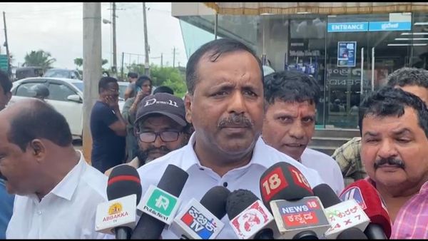 ಕಾಲೇಜಿಗೆ ನಮ್ಮನ್ನು ಸೇರಿಸಿಕೊಳ್ಳುವುದಿಲ್ಲ: ವಿದ್ಯಾರ್ಥಿನಿ