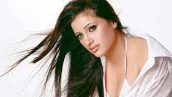 Actress photographed secretly while undergoing full body scan in hospital