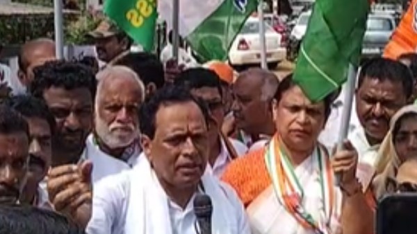 Congress Begins Padayatra From Guddekoppa To Shivamogga 