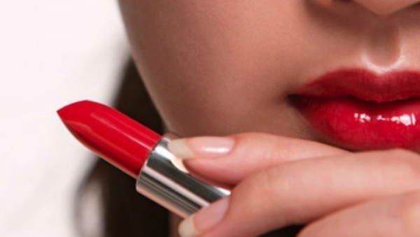 woman lost three lakhs rupees to buy lipstick at a lower price