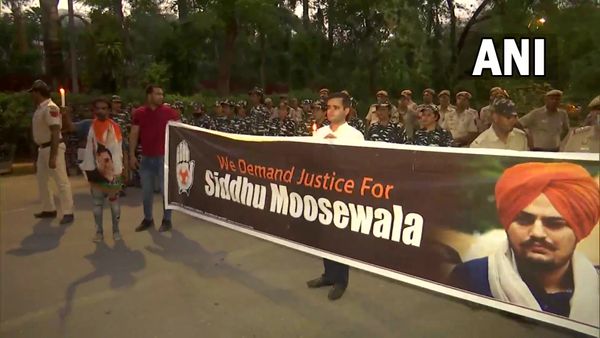 ಸಿಧು ಮೂಸೆವಾಲಾ ಕಾರಿನ ಮೇಲೆ ಗುಂಡಿನ ದಾಳಿ 