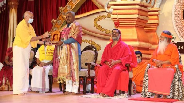 PM Modi lauds Ganapathy Sachchidananda Swamiji and Avadhoota Datta Peetham contribution to society