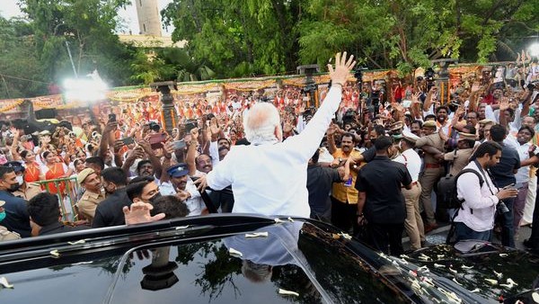  ರೋಡ್ ಶೋ ರೀತಿಯಲ್ಲಿ ಮೋದಿಯವರ ಸ್ವಾಗತಕ್ಕೆ ಜನ