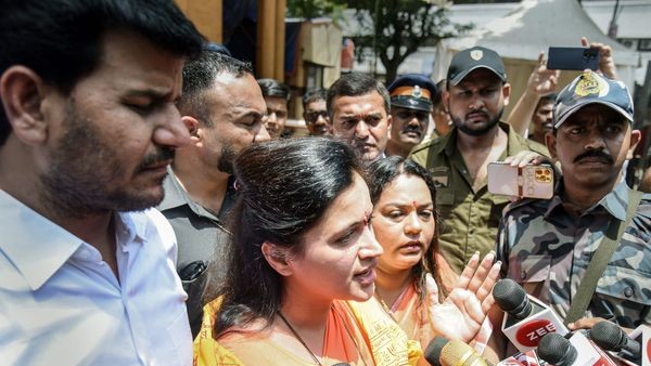 MP Navneet Rana discharged from hospital, open challenge to Uddhav Thackeray