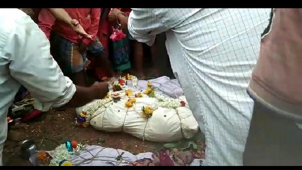 dharwad accident: funeral of 3 people held in nigadi village