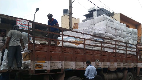 BBMP Seized Banned Plastic Trasported by Truck in Kalasipalya 