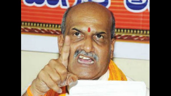 Sri Rama Sena Chief Pramod Mutalik Reaction to Black Ink Thrown to Rishi Kumar Swamiji Sri Rama Sena Chief Pramod Mutalik Reaction to Black Ink Thrown to Rishi Kumar Swamiji