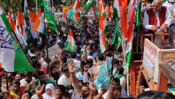 Congress workers demand to Higher Education Minister Ashwath Narayanas resignation