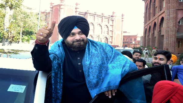 Navjot Singh Sidhu surrenders at patiala court in road rage case Navjot Singh Sidhu surrenders at patiala court in road rage case