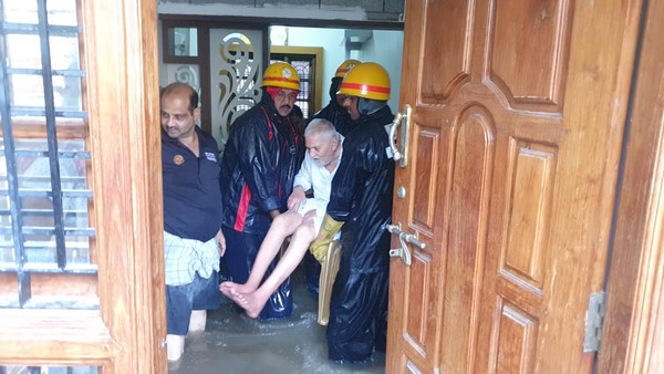 ಅಗ್ನಿಶಾಮಕ ಸಿಬ್ಬಂದಿ ನಿರಂತರ ಕಾರ್ಯಾಚರಣೆ 