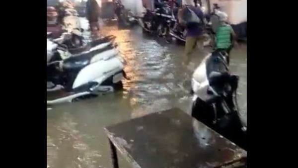 Heavy Rain Lashed In Bengaluru on Sunday; Water Has Penetrated the Lowlands