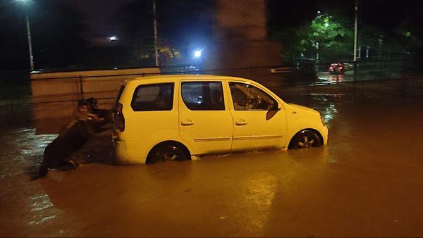 Heavy Rain In Bengaluru Traffic Movement Affected