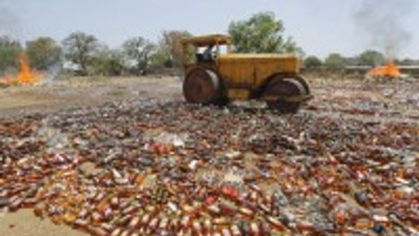 Thousands of liters of illegal liquor kept hidden in the Ganga river recovered