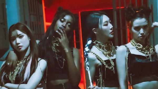  ಸದಸ್ಯರ ನೃತ್ಯಗಳನ್ನು ಕಲಿಯಲು ಪ್ರಯತ್ನ 