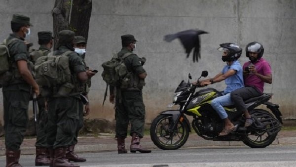 ಲಂಕಾ ತೊರೆದ ಮಾಜಿ ಪ್ರಧಾನಿ 