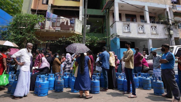 ಬೀದಿಗಿಳಿದ ಪ್ರತಿಭಟನಾಕಾರರು ಬೀದಿಗಿಳಿದ ಪ್ರತಿಭಟನಾಕಾರರು
