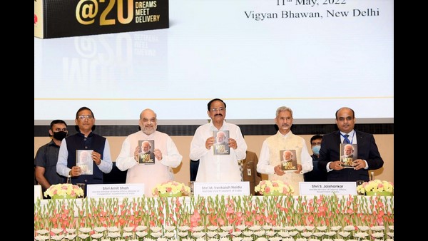  ಲೇಖಕರನ್ನು ಅಭಿನಂದಿಸಿದ ಉಪರಾಷ್ಟ್ರಪತಿ ವೆಂಕಯ್ಯ ನಾಯ್ಡು