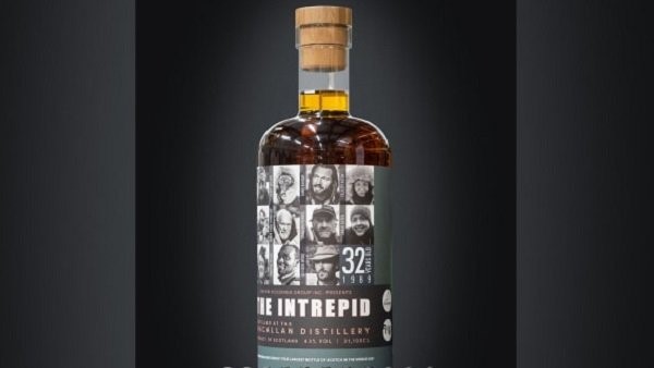 ಮನುಷ್ಯನಷ್ಟು ಎತ್ತರದ ಬಾಟಲಿ ಮನುಷ್ಯನಷ್ಟು ಎತ್ತರದ ಬಾಟಲಿ