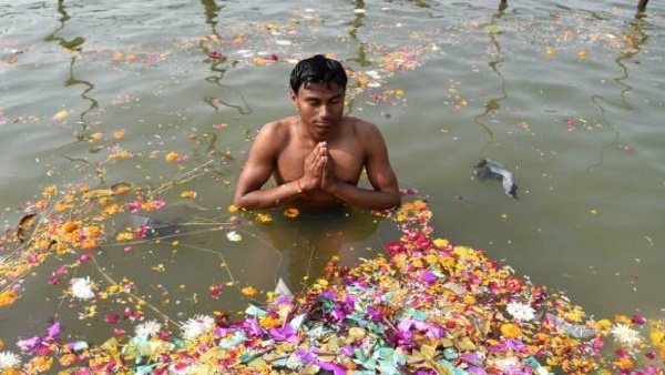 ಪವಿತ್ರ ನದಿಯಲ್ಲಿ ಸ್ನಾನ 