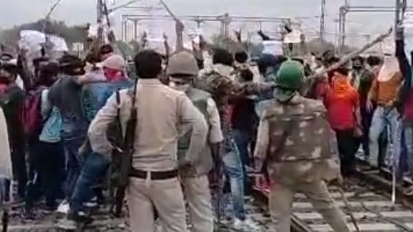 ಶಾಂತಿಯಿಂದ ಹೋರಾಟ ಮಾಡಬೇಕು 