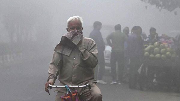 ನಾಲ್ಕು ಗೋಡೆಗಳ ಮಧ್ಯೆ ಸೀಮೆಎಣ್ಣೆ ಬಳಸಿ ಒಲೆ ಹಚ್ಚುವುದು 