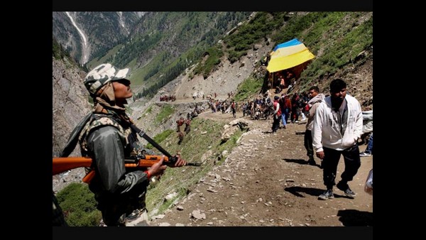 ರಸ್ತೆ ಮಾರ್ಗದಲ್ಲಿ ಜನ ಸಂದಣಿ 