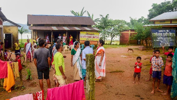 ನಿರಾಶ್ರಿತರಾದ ಲಕ್ಷಾಂತರ ಮಂದಿ