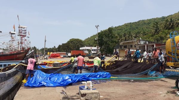 ಲಂಗರು ಹಾಕಿದ ಬೋಟ್‌ಗಳು 