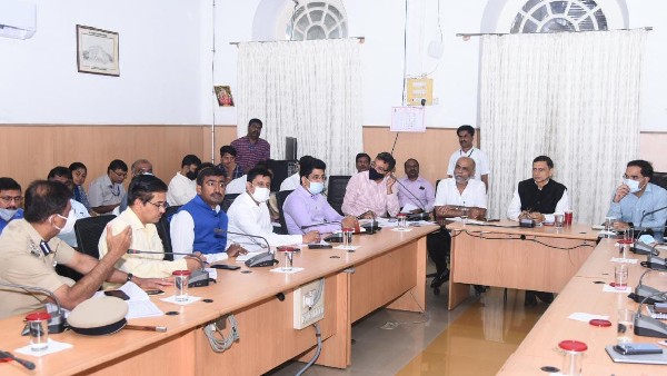 1000 ಪ್ಲಸ್ ರಸ್ತೆ ಗುಂಡಿ ಇದೆ 