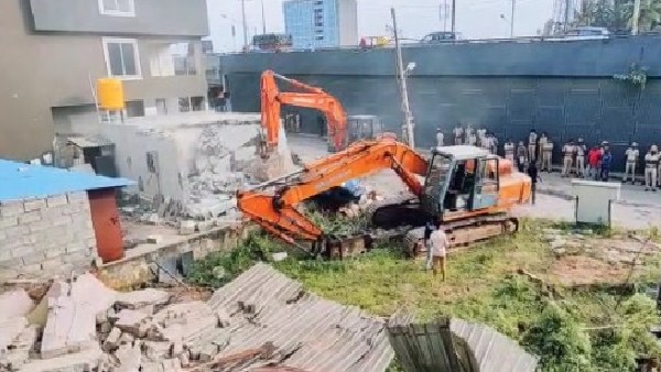 ವಾಣಿಜ್ಯ ಮಳಿಗೆ ಕೆಡವಿದ ಜೆಸಿಬಿ 