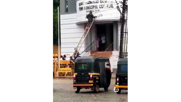 ಪೊಲೀಸ್ ಬಂದೋಬಸ್ತ್‌ನಲ್ಲಿ ಬೋರ್ಡ್ ತೆರವು 