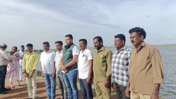 ರೈತರ ಜಮೀನುಗಳಿಗೆ ನೀರು ಹರಿಯುತ್ತಿದೆ 