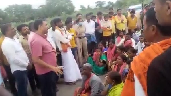 police stops beda jangama protesters in chitradurga guilalu toll 