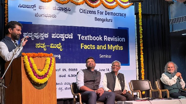 ಸಾರ್ವಜನಿಕರ ಮುಂದೆ ಪುಸ್ತಕಗಳನ್ನು ಇಡುತ್ತೇವೆ ಸಾರ್ವಜನಿಕರ ಮುಂದೆ ಪುಸ್ತಕಗಳನ್ನು ಇಡುತ್ತೇವೆ