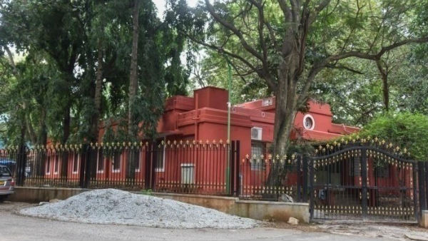 ಮೂಗುಗವಸು ಹಾಕದೆ ನಾಯಿ ಒಳಕ್ಕೆ ಮೂಗುಗವಸು ಹಾಕದೆ ನಾಯಿ ಒಳಕ್ಕೆ