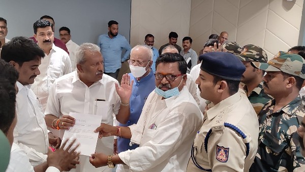 Verbal War Between Minister Byrati Basavaraj and villagers over Road encroachment in Davanagere 