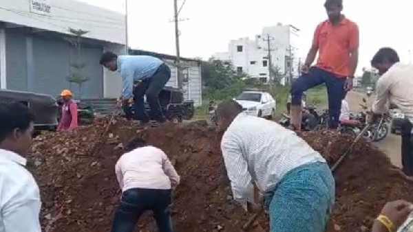 Old Kundavada Villagers Removed Illegal Encroachment Of Road By Man