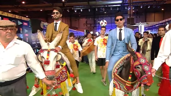 IIFA 2022: Shahid Kapoor and Farhan Akhtar make an entry on the donkey