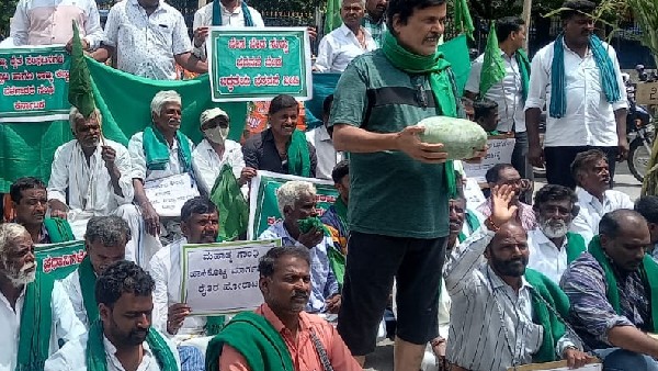 Modi visit to mysore: Farmers protest for crops price
