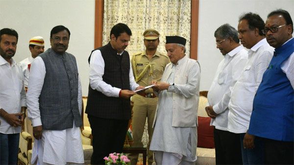 ದೇವೇಂದ್ರ ಫಡ್ನವೀಸ್ ತರಾತುರಿ ಪದಗ್ರಹಣ ಮತ್ತು ರಾಜೀನಾಮೆ 