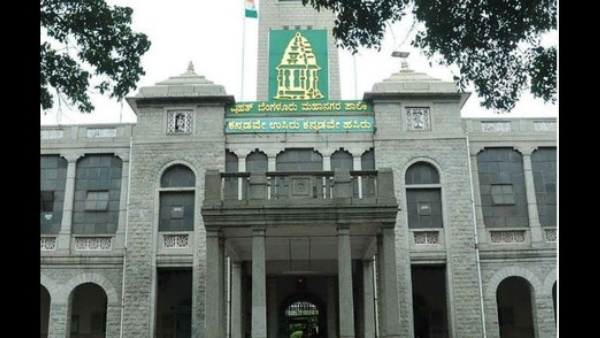 ಕಂಡವರ ಮನೆ ಮುಂದೆ ಕಸ ಹಾಕುವುದನ್ನು ಬಿಡದ ಜನ 