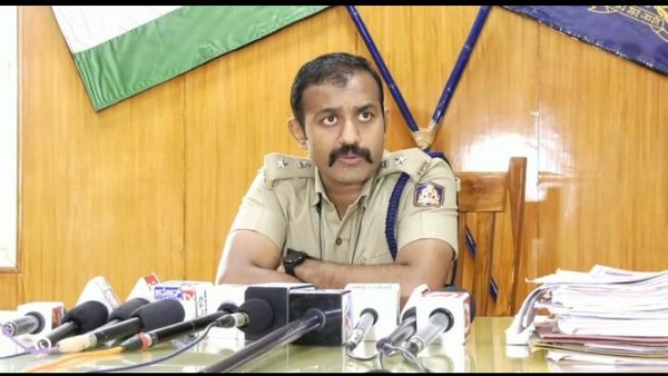  ಹಿಮ್ಸ್ ಆಸ್ಪತ್ರೆ ಬಳಿ ಕುಳಿತ ರೇವಣ್ಣ 